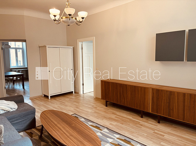 Renovēta māja, logi vērsti uz pagalma pusi, viesistaba, viena telpa caurstaigājama, virtuve, Rīga - foto 2