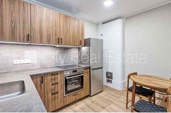 Фасадный дом, закрытый двор, окна выходят во двор, количество спален 2 шт., студио, Rīga