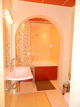 Pagalma māja, ieeja no pagalma, logi vērsti uz pagalma pusi, guļamistabu skaits 2 gab., istabas Rīga - foto 11