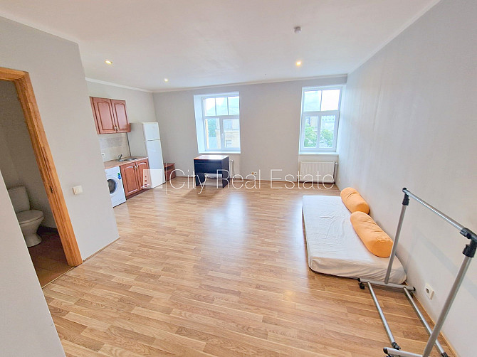 Fasādes māja, ieeja no ielas, logi vērsti mājas abās pusēs, viena istaba izolēta, viesistaba Rīga - foto 6