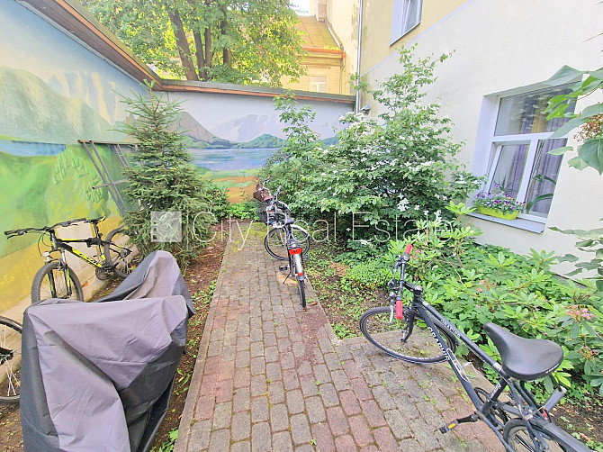 Fasādes māja, ieeja no ielas, logi vērsti mājas abās pusēs, viena istaba izolēta, viesistaba Rīga - foto 11