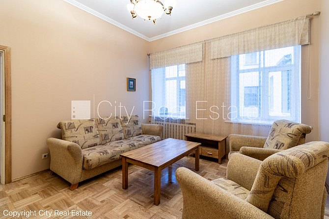 Fasādes māja, ieeja no ielas, logi vērsti mājas abās pusēs, viena istaba izolēta, viesistaba Rīga - foto 18