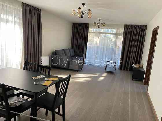 Фасадный дом, реновированный дом, фасад с декоративной штукатуркой, закрытый Рига