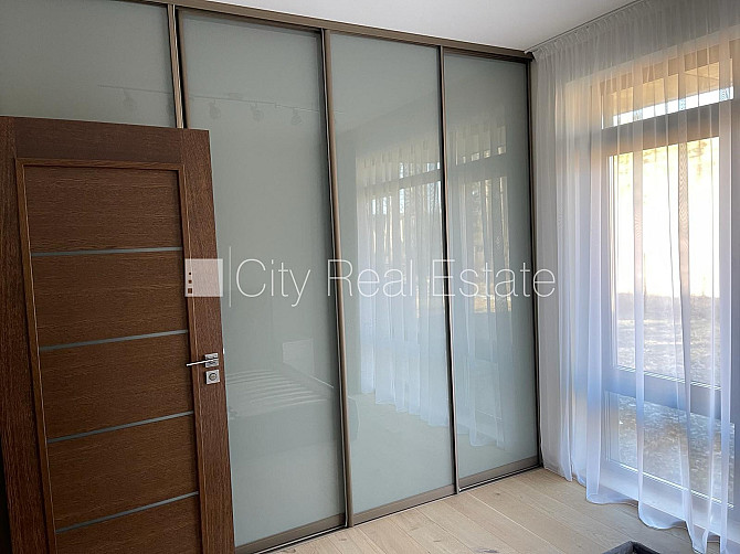 Fasādes māja, renovēta māja, fasāde ar dekoratīvo apmetumu, slēgts pagalms, ieeja no ielas Rīga - foto 7