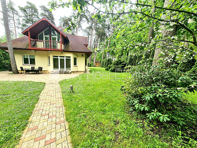 Частный дом, благоустроенный озеленённый двор, территория обнесена забором, Юрмала - изображение 1