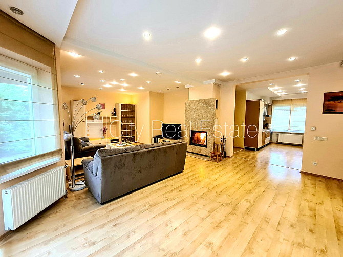 Частный дом, благоустроенный озеленённый двор, территория обнесена забором, Юрмала - изображение 5