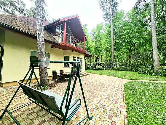 Частный дом, благоустроенный озеленённый двор, территория обнесена забором, Юрмала