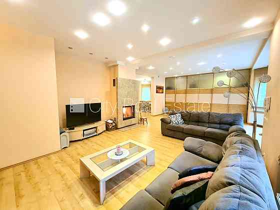 Частный дом, благоустроенный озеленённый двор, территория обнесена забором, Юрмала