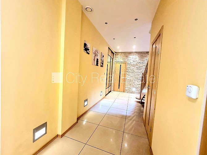 Частный дом, благоустроенный озеленённый двор, территория обнесена забором, Юрмала - изображение 11