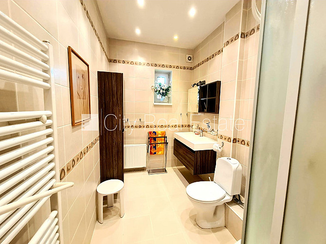 Частный дом, благоустроенный озеленённый двор, территория обнесена забором, Юрмала - изображение 12