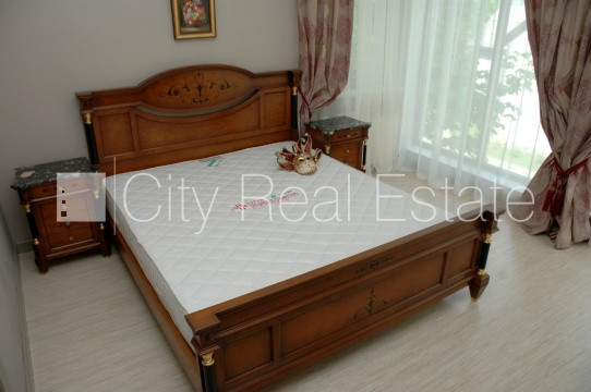 Благоустроенный озеленённый двор, территория обнесена забором, количество Юрмала - изображение 4