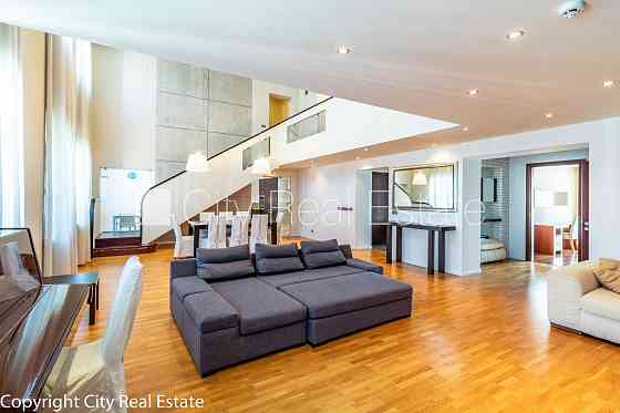 Фасадный дом, закрытый двор, место для машины, апартаменты люкс, лифт, три балкона, Рига