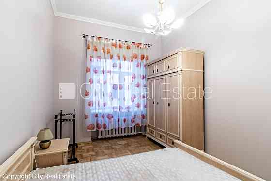 Реновированный дом, фасад с декоративной штукатуркой, закрытый двор, балкон 2 м2, Рига