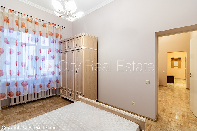 Реновированный дом, фасад с декоративной штукатуркой, закрытый двор, балкон 2 м2, Рига - изображение 4