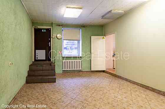 Благоустроенный озеленённый двор, территория обнесена деревянным забором, гараж Юрмала