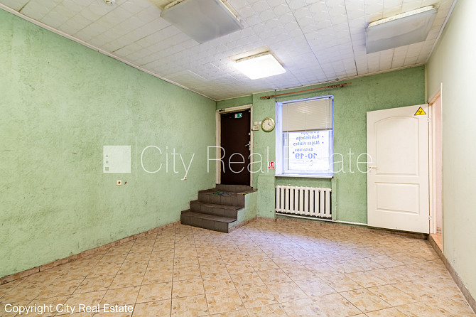 Благоустроенный озеленённый двор, территория обнесена деревянным забором, гараж Юрмала - изображение 2