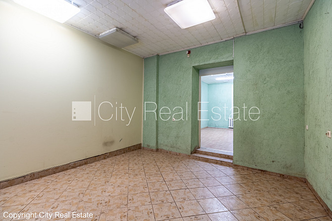 Благоустроенный озеленённый двор, территория обнесена деревянным забором, гараж Юрмала - изображение 3