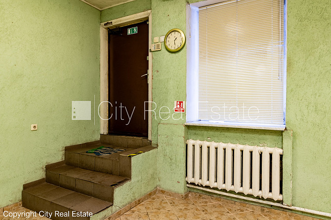 Благоустроенный озеленённый двор, территория обнесена деревянным забором, гараж Юрмала - изображение 16