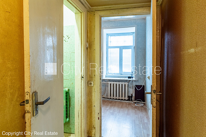 Благоустроенный озеленённый двор, территория обнесена деревянным забором, гараж Юрмала - изображение 13