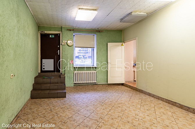 Благоустроенный озеленённый двор, территория обнесена деревянным забором, гараж Юрмала - изображение 4