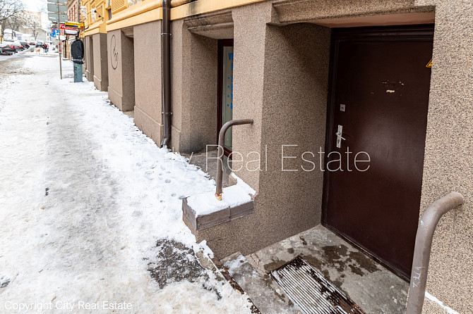 Благоустроенный озеленённый двор, территория обнесена деревянным забором, гараж Юрмала - изображение 18