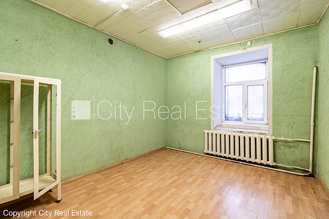 Благоустроенный озеленённый двор, территория обнесена деревянным забором, гараж Юрмала - изображение 9