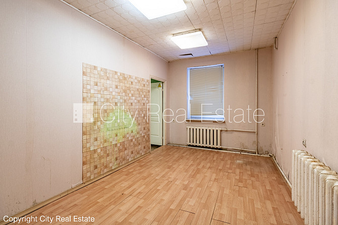 Благоустроенный озеленённый двор, территория обнесена деревянным забором, гараж Юрмала - изображение 6