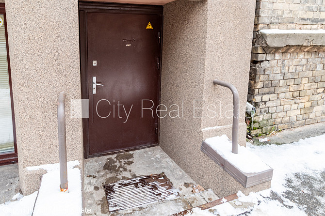 Благоустроенный озеленённый двор, территория обнесена деревянным забором, гараж Юрмала - изображение 17