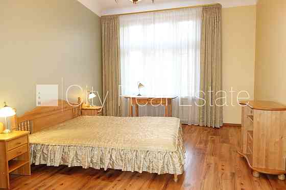 Дом во дворе, закрытый двор, количество спален 2 шт., изолированные комнаты 2 шт., Рига