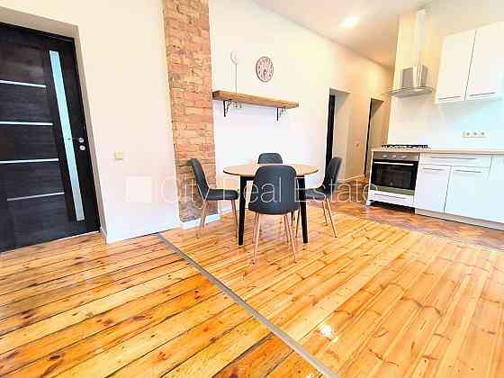 Здание во дворе, количество спален 3 шт., изолированные комнаты 3 шт., студио, кухня Rīga