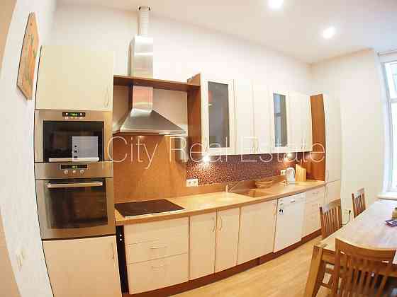 Здание во дворе, благоустроенная озеленённая территория, место для машины, Rīga