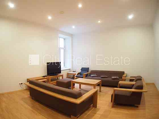 Здание во дворе, благоустроенная озеленённая территория, место для машины, Rīga