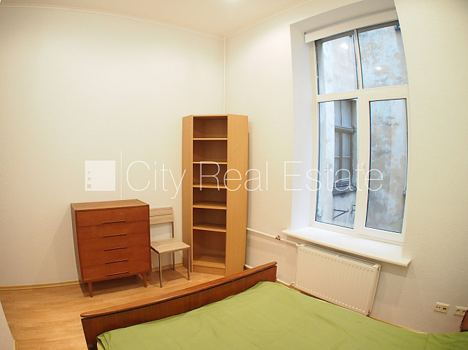 Pagalma ēka, labiekārtota apzaļumota teritorija, vieta automašīnai, kāpņu telpa pēc Rīga - foto 11