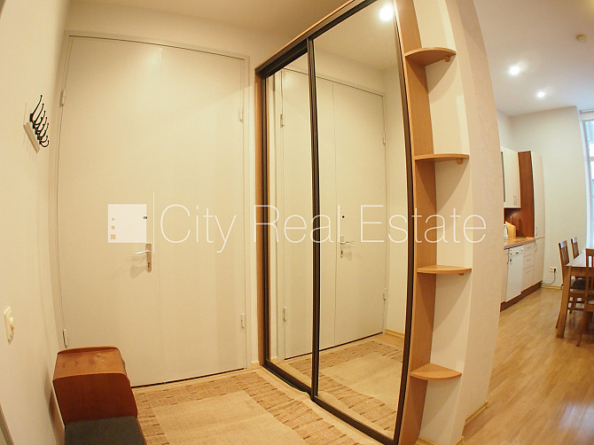 Pagalma ēka, labiekārtota apzaļumota teritorija, vieta automašīnai, kāpņu telpa pēc Rīga - foto 13