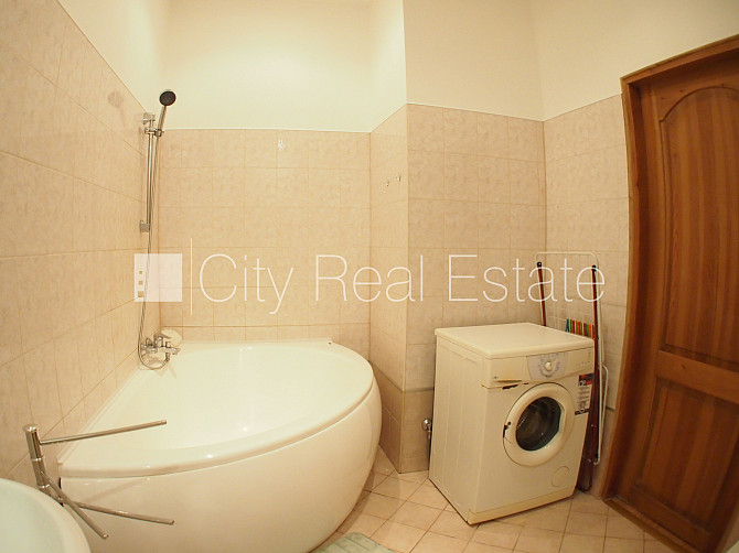 Pagalma ēka, labiekārtota apzaļumota teritorija, vieta automašīnai, kāpņu telpa pēc Rīga - foto 16