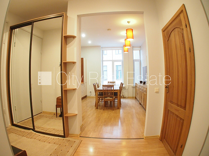 Pagalma ēka, labiekārtota apzaļumota teritorija, vieta automašīnai, kāpņu telpa pēc Rīga - foto 12