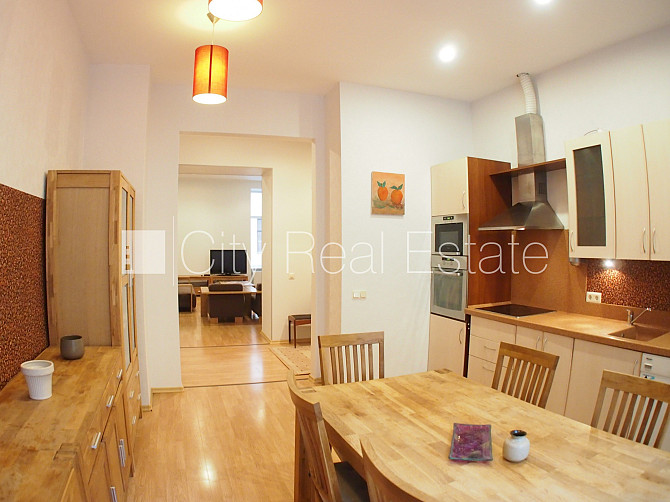 Pagalma ēka, labiekārtota apzaļumota teritorija, vieta automašīnai, kāpņu telpa pēc Rīga - foto 1