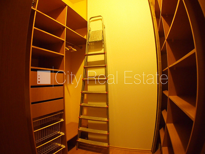 Pagalma ēka, labiekārtota apzaļumota teritorija, vieta automašīnai, kāpņu telpa pēc Rīga - foto 17