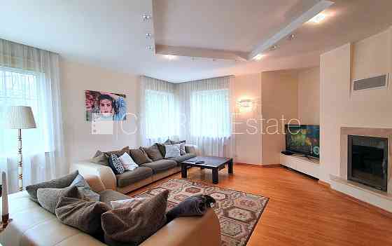 Частный дом, благоустроенная озеленённая территория, подъездная дорога покрыта Юрмала