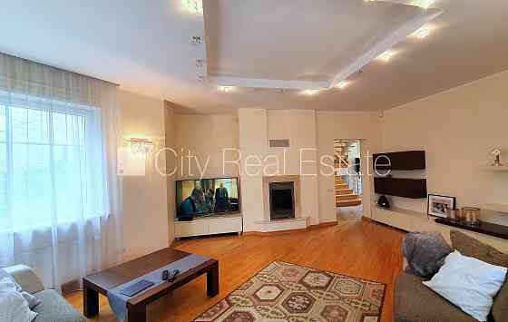 Частный дом, благоустроенная озеленённая территория, подъездная дорога покрыта Юрмала