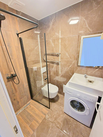 Фасадный дом, реновированный дом, вход с улицы и со двора, лестничная клетка после Рига - изображение 6