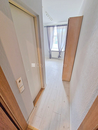 Фасадный дом, реновированный дом, вход с улицы и со двора, лестничная клетка после Рига - изображение 13