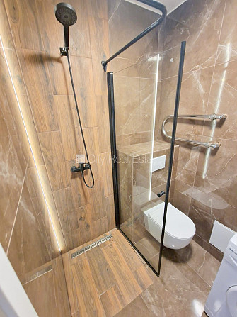 Фасадный дом, реновированный дом, вход с улицы и со двора, лестничная клетка после Рига - изображение 18