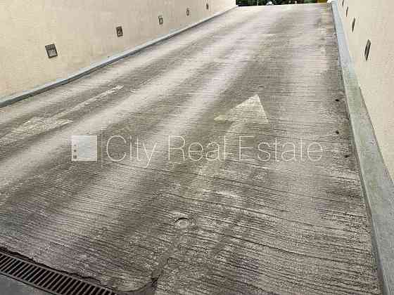 Проект - Jūras Pils (Юрас Пилс), гаражные ворота оснащены автоматической подъёмной Юрмала