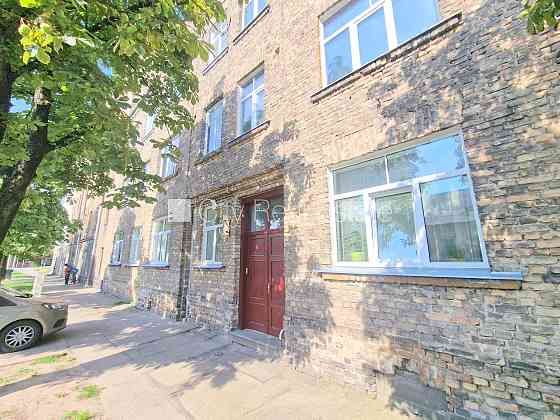 Фасадный дом, место для машины, вход с улицы и со двора, окна выходят во двор, Rīga