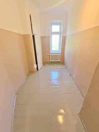 Фасадный дом, место для машины, вход с улицы и со двора, окна выходят во двор, Rīga