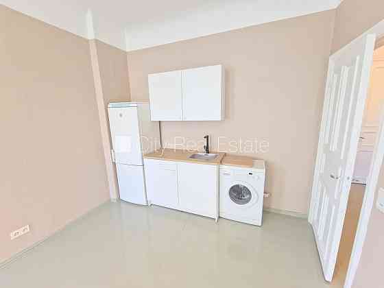 Фасадный дом, место для машины, вход с улицы и со двора, окна выходят во двор, Rīga