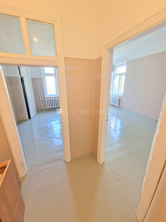 Fasādes māja, vieta automašīnai, ieeja no ielas un pagalma, logi vērsti uz pagalma pusi, Rīga - foto 1