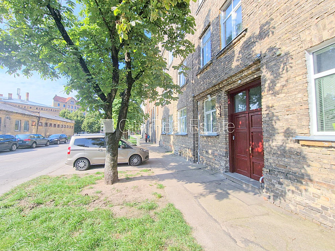 Fasādes māja, vieta automašīnai, ieeja no ielas un pagalma, logi vērsti uz pagalma pusi, Rīga - foto 4