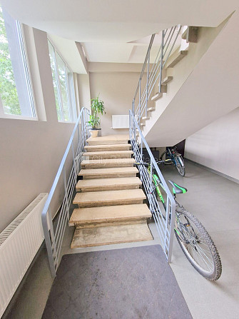 Фасадный дом, реновированный дом, закрытый двор, место для машины, лестничная Рига - изображение 20